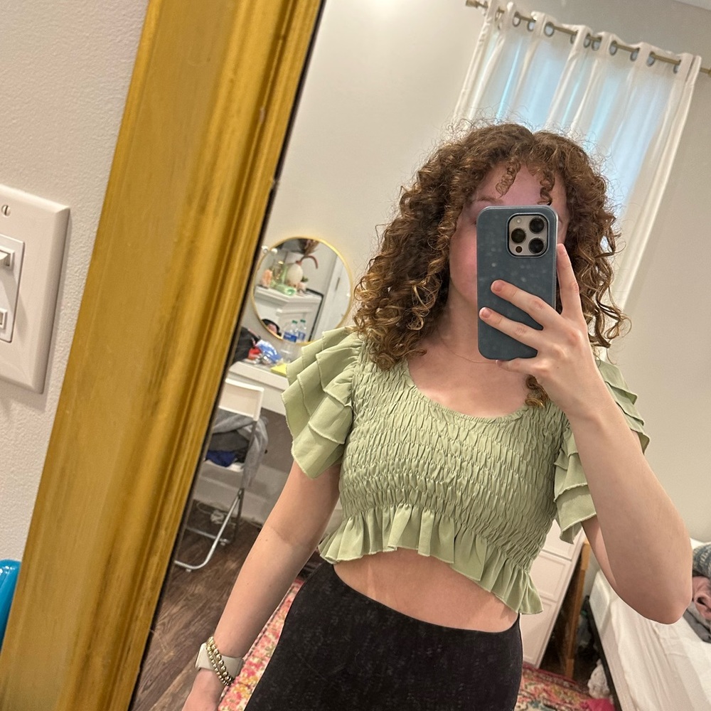 Adorable little frilly top! 💚